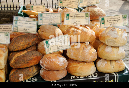 Du pain frais en vente sur un marché de fermiers stall à Royal Tunbridge Wells Kent England UK Banque D'Images