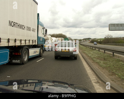 L'Angleterre M6 vue depuis l'autoroute en voiture trafic statique Banque D'Images