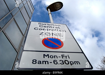 Zone contrôlée par centrale surbiton signe, montrant des interdictions de stationnement de voiture dans la banlieue de Londres de Surbiton, Surrey, Angleterre Banque D'Images