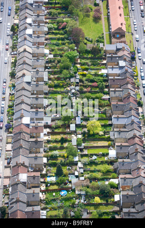 Vue aérienne de dos à dos Terrasse maisons et leurs jardins Banque D'Images