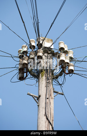 Téléphone encombré (Telegraph, UK) avec fils rayonnant à partir de c Banque D'Images