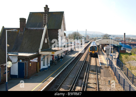 La gare de Folkestone et le passage à niveau Banque D'Images