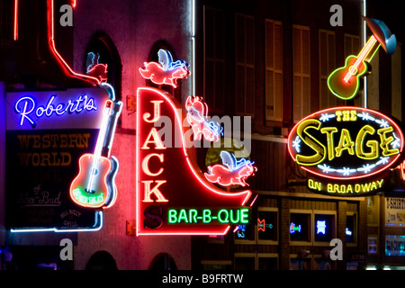 Neon bar grill et dans les affiches de magasins du quartier de divertissements de Nashville Tennessee USA Broadway inférieur Banque D'Images