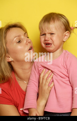 Cris de fille mère semi-confort personnes série portrait femme enfant fille mécontent insatisfait de l'expression faciale defiance Banque D'Images