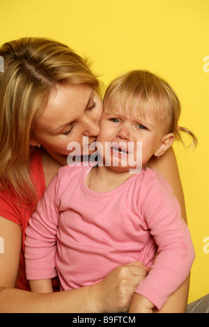 Cris de fille mère semi-confort personnes série portrait femme enfant fille mécontent insatisfait de l'expression faciale defiance Banque D'Images