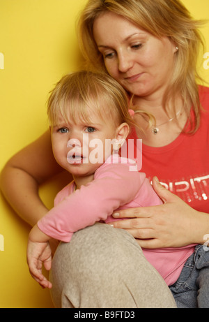 Cris de fille mère semi-confort personnes série portrait femme enfant fille mécontent insatisfait de l'expression faciale defiance Banque D'Images