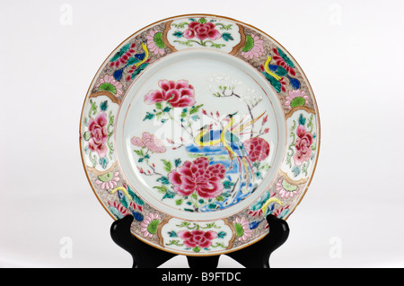 Un ancien peint à la main la plaque en porcelaine chinoise à décor d'oiseaux dans des émaux, circa 1760. Banque D'Images