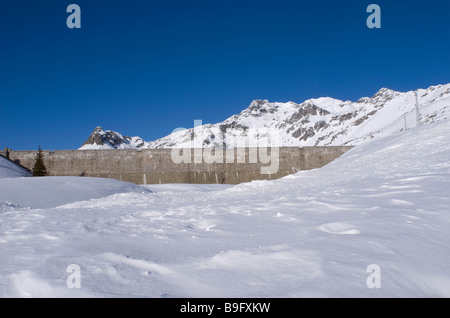 Barrage hydroélectrique sur le lac Montespluga pendant l'hiver cf Alpina Valle Italie Lombardie Banque D'Images