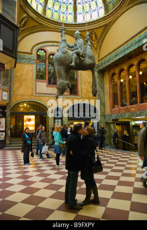 Les gens attendent d'obtenir dans le cinéma Lucerna Pasaz à Lucerna arcade commerçante dans le centre de Prague République Tchèque Europe Banque D'Images