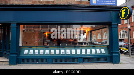 Un Foxtons Estate Agent social dans le sud de Londres, l'affichage de propriétés à vendre Banque D'Images