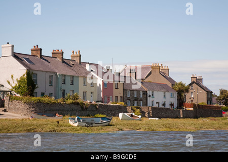 Aberffraw Anglesey au nord du Pays de Galles UK Riverside village cottages de l'autre côté de la rivière à marées Ffraw à marée haute Banque D'Images