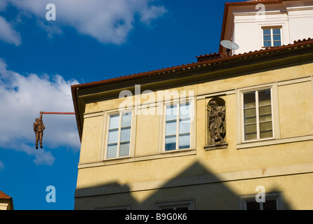 Sculpteur David Cernys Hanging Out statue au-dessus de la rue Husova dans old town Prague République Tchèque Europe Banque D'Images