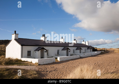 S Pilotes anciens cottages sur l'île Llanddwyn Réserve naturelle nationale dans la région. Anglesey Newborough North Wales Royaume-uni Grande-Bretagne Banque D'Images