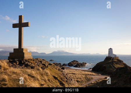 Anglesey au nord du Pays de Galles Royaume-uni croix de pierre memorial et vieux phare Twr Mawr Ynys de Rocky Point sur l'île Llanddwyn dans AONB Banque D'Images