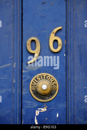 La chambre numéro 96 et un bouton de sonnette de porte des visiteurs sur le stand bleu peint porte d'une propriété à Londres, chambre, télévision Banque D'Images
