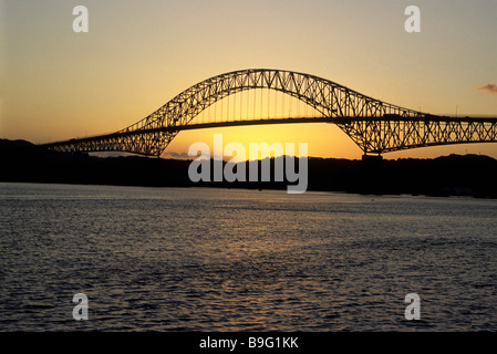 Pont des Amériques / Puente de las Americas au Canal de Panama sur le côté du Pacifique au coucher du soleil Banque D'Images