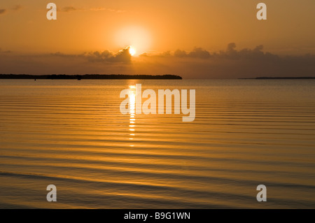 Soleil se lève à travers les nuages au-dessus des îles de mangrove dans la baie de Floride le Parc National des Everglades en Floride Banque D'Images