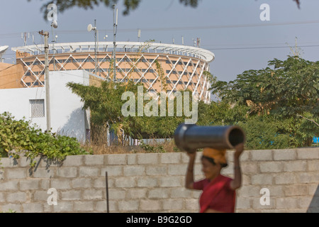 Inde Hyderabad Hi Tech City travailleur dans l'arrière-plan Cyber Towers Banque D'Images