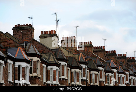 Une ligne de cheminées au-dessus des maisonnettes, appartements, logement, à Londres, en Angleterre, au cours de la crise du crédit, crise du logement, crise économique Banque D'Images