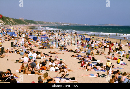 La plage de Bournemouth Dorset UK pleine de vacanciers Banque D'Images