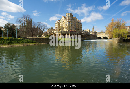 La rivière Avon à Bath Somerset avec Pulteney Bridge en arrière-plan et l'Empire Hotel dans le centre de l'image. Banque D'Images