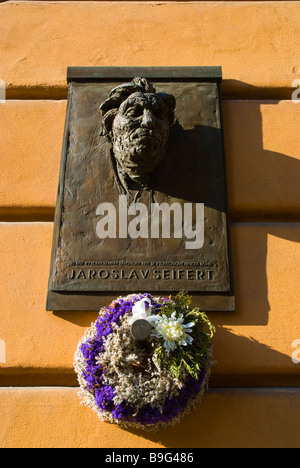 Plaque commémorant la République tchèque pour l'Prix Nobel de littérature dans le district de Zizkov à Prague République Tchèque Europe Banque D'Images