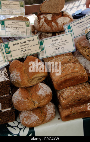 Du pain frais en vente sur un marché de fermiers stall à Royal Tunbridge Wells Kent England UK Banque D'Images