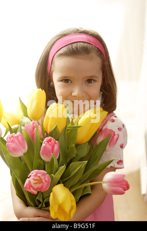 5-8 ans regard caméra fleurs bouquet de fleurs de printemps printemps souhaitons-cadeau bouquet printemps heureusement bandeau Banque D'Images