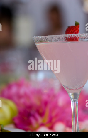 Cocktail de mariage - Pink Martini avec fraise et sucre - rim coordonnée avec les couleurs de mariage Banque D'Images