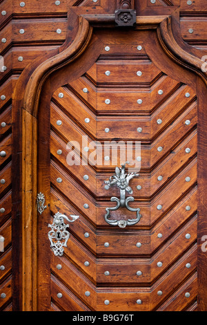 Gros plan porte maison médiévale. Banque D'Images