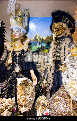 Masques ornés utilisés au festival carnaval exposés à la vente dans les vitrines à Venise Italie Banque D'Images