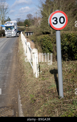 Signe de la limite de vitesse de 30 mi/h Banque D'Images