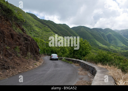 Voiture sur partie étroite de l'autoroute 450 Est à Halawa Valley, Molokai, Hawaï. Banque D'Images