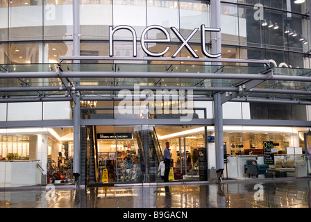 Magasin de vêtements et accessoires suivant dans le centre-ville de Manchester UK Angleterre Banque D'Images