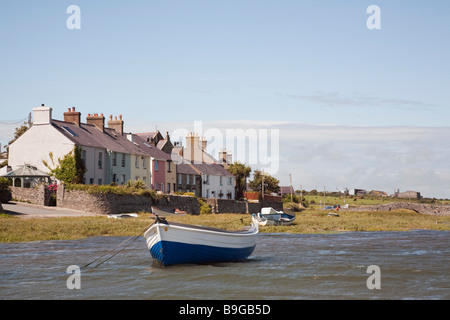 Riverside village cottages de l'autre côté de la rivière à marées Ffraw à marée haute à Aberffraw Anglesey au nord du Pays de Galles Royaume-uni Grande-Bretagne Banque D'Images