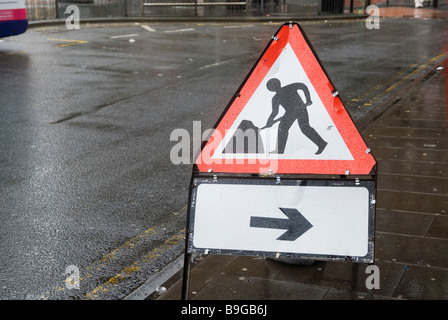 Travaux de construction de routes signer dans le centre-ville de Manchester UK Banque D'Images