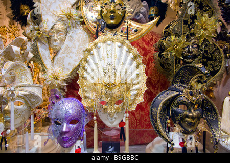 Masques ornés utilisés au festival carnaval exposés à la vente dans les vitrines à Venise Italie Banque D'Images