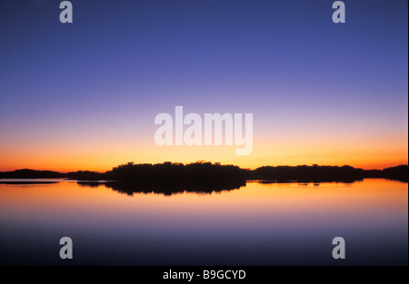 Soleil crée une lueur orange sur les palétuviers, après le coucher du soleil, le Parc National des Everglades en Floride Banque D'Images