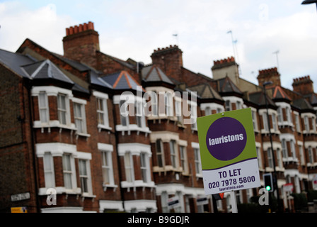 Un "signe" de laisser se tient devant une rangée de maisonnettes de Londres durant la crise du crédit immobilier marasme, England, UK Banque D'Images