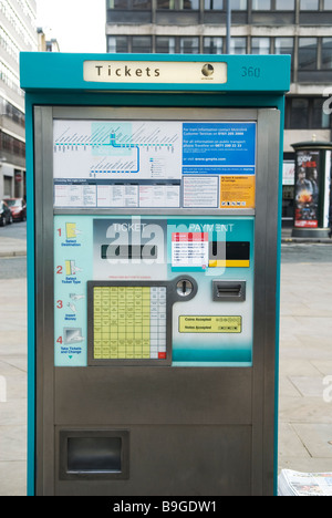 Distributeur automatique de billets de tramway Metrolink centre de Manchester UK Banque D'Images