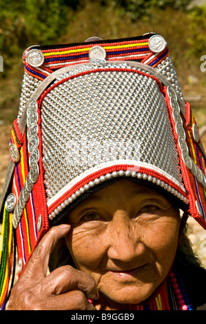 Portrait d'une femme Akha portant un chef traditionnel de l'usure. Banque D'Images