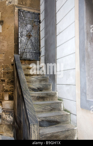 Ancien escalier étroit menant à la porte du côté de la cathédrale Saint-Guy. Banque D'Images