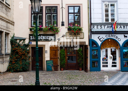 Place de la ville médiévale de Prague avec des restaurants. Banque D'Images