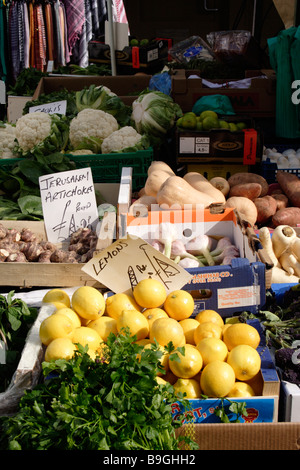 Les fruits et légumes pour la vente au marché de Portobello Road Londres Mars 2009 Banque D'Images