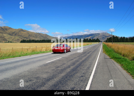 Voiture roulant sur l'autoroute 73, District de Selwyn, Canterbury, île du Sud, Nouvelle-Zélande Banque D'Images