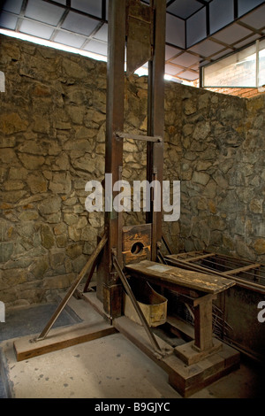 Guillotine française à l'écran le Musée des débris de guerre à Ho Chi Minh City Vietnam Banque D'Images