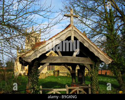 Doddington Hall, entrée de l'église, Photographie pour représenter le cadre sombre et l'obscurité de l'humeur du cliché, poutres en chêne, historique, symbole, église Banque D'Images