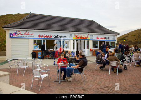 Un village de bord de mer   Café Salon de Thé britannique Beach Cafe à Saltburn By The Sea, Yorkshire du Nord Banque D'Images