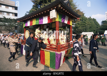 L'île de Honshu au Japon Sensoji Temple Tokyo Jidai Matsuri festival parade hommes geishas litière porte rend la musique Asie série Banque D'Images