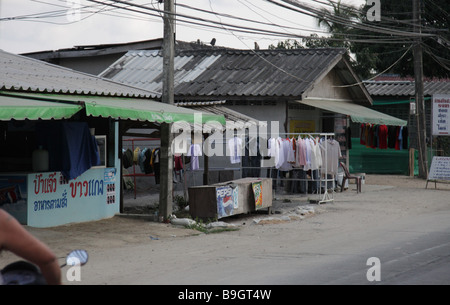 Maisons avec des vêtements pendus pour sécher dans thiland sur la route durant mes vacances vacantion visite touristique à Koh Samui Thaïlande Banque D'Images